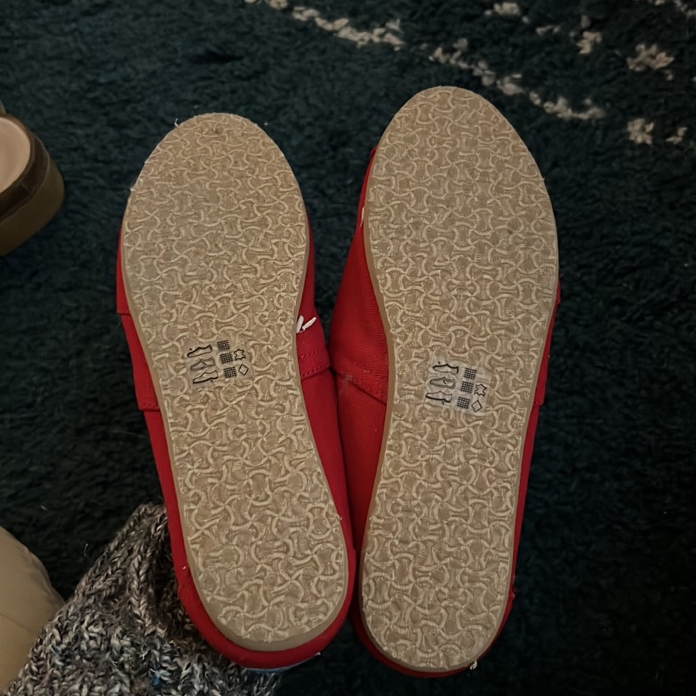 Red Toms Slip on shoes. Size 8 - Picture 3 of 3